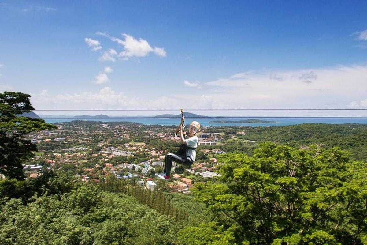 uma mulher está fazendo uma pose no topo de uma montanha