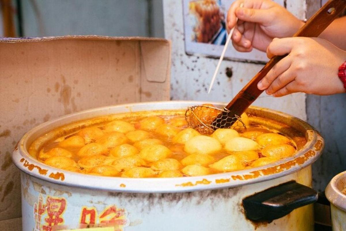 一个人正在用勺子搅拌一锅食物