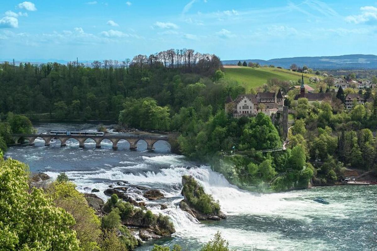 un pont sobre un riu amb ràpids