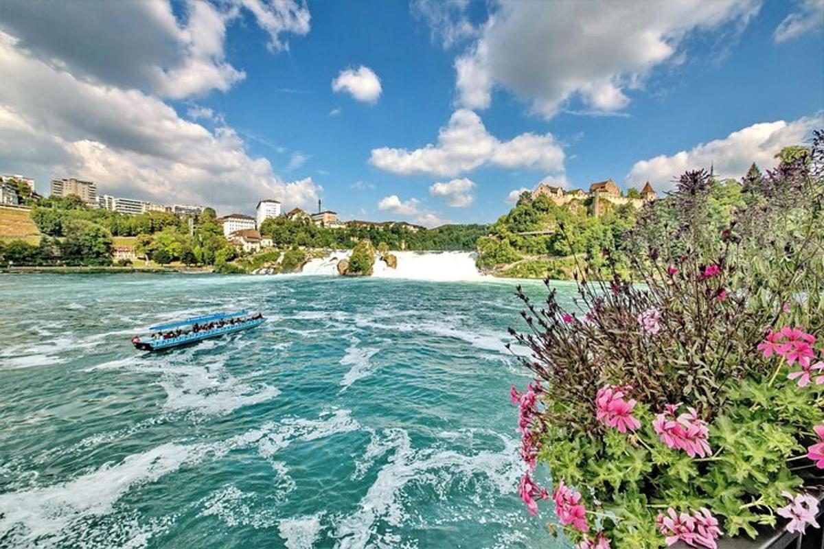 un vaixell a l'aigua d'un riu amb flors