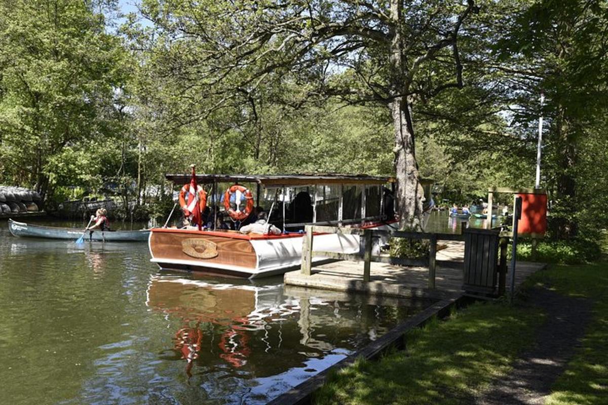 Ein Boot liegt an einem Dock an einem Fluss