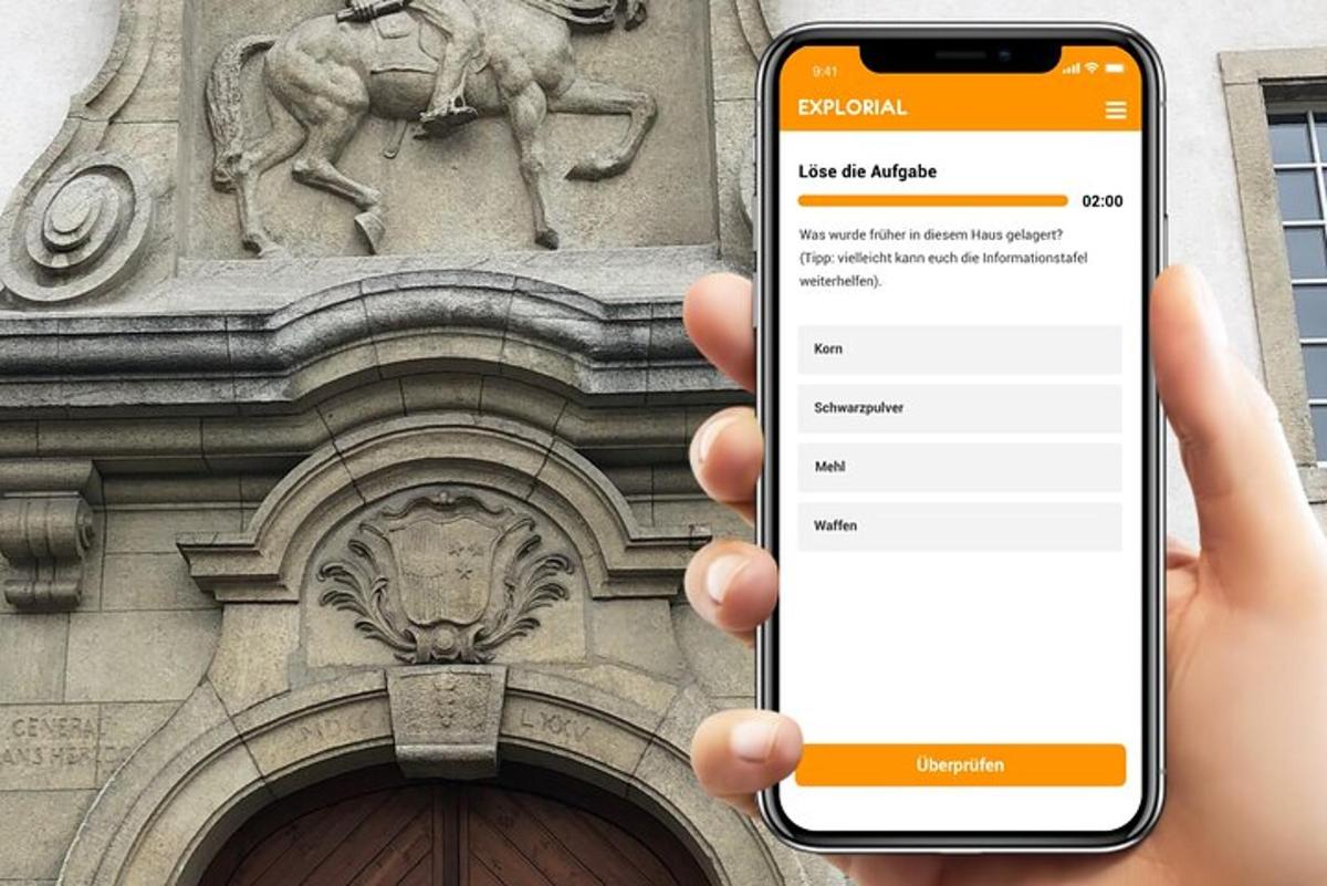 osoba držiaca mobilný telefón pred budovou