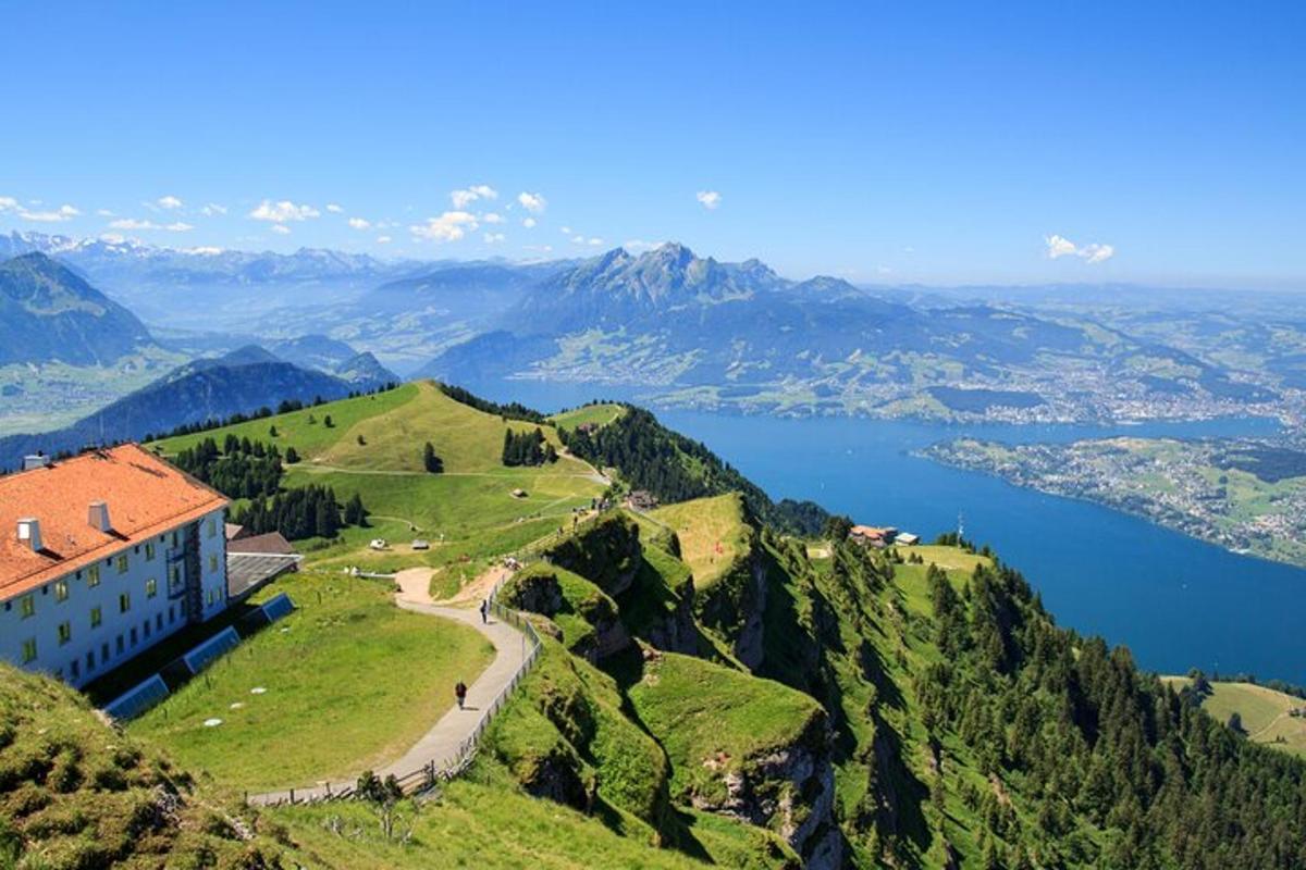 un edificio in cima a una collina con uno specchio d'acqua