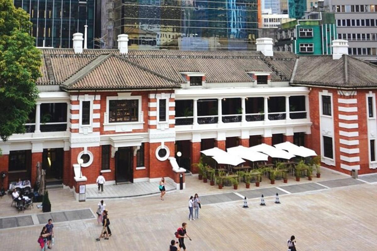 um grande edifício com pessoas caminhando na frente dele