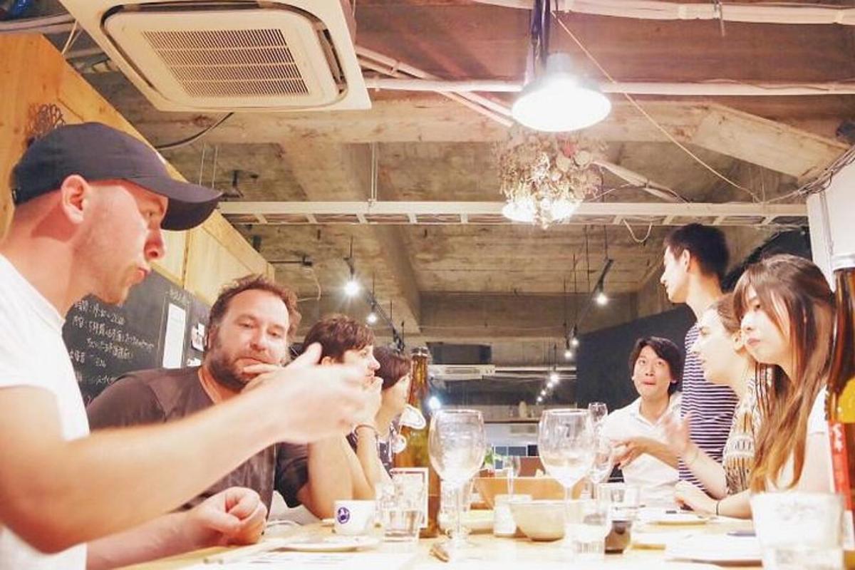 skupina lidí sedících u stolu v restauraci