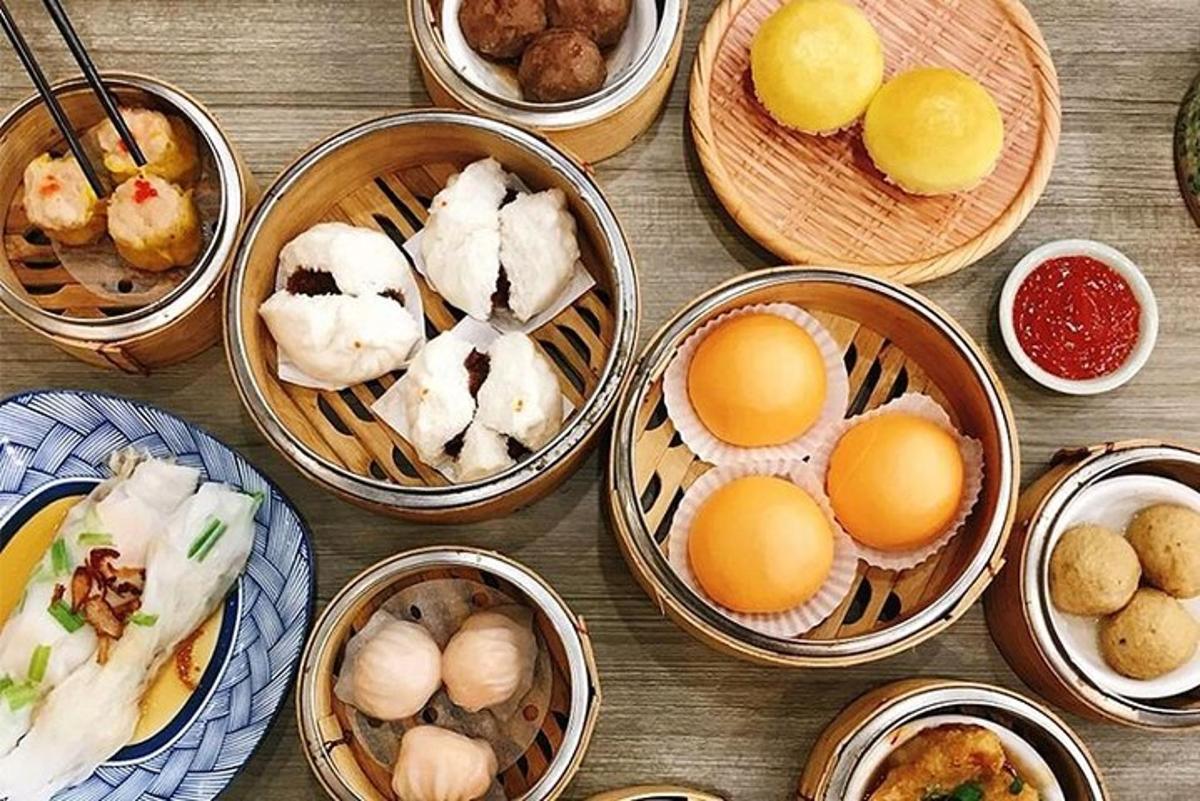 uma mesa coberta com tigelas cheias de diferentes tipos de comida