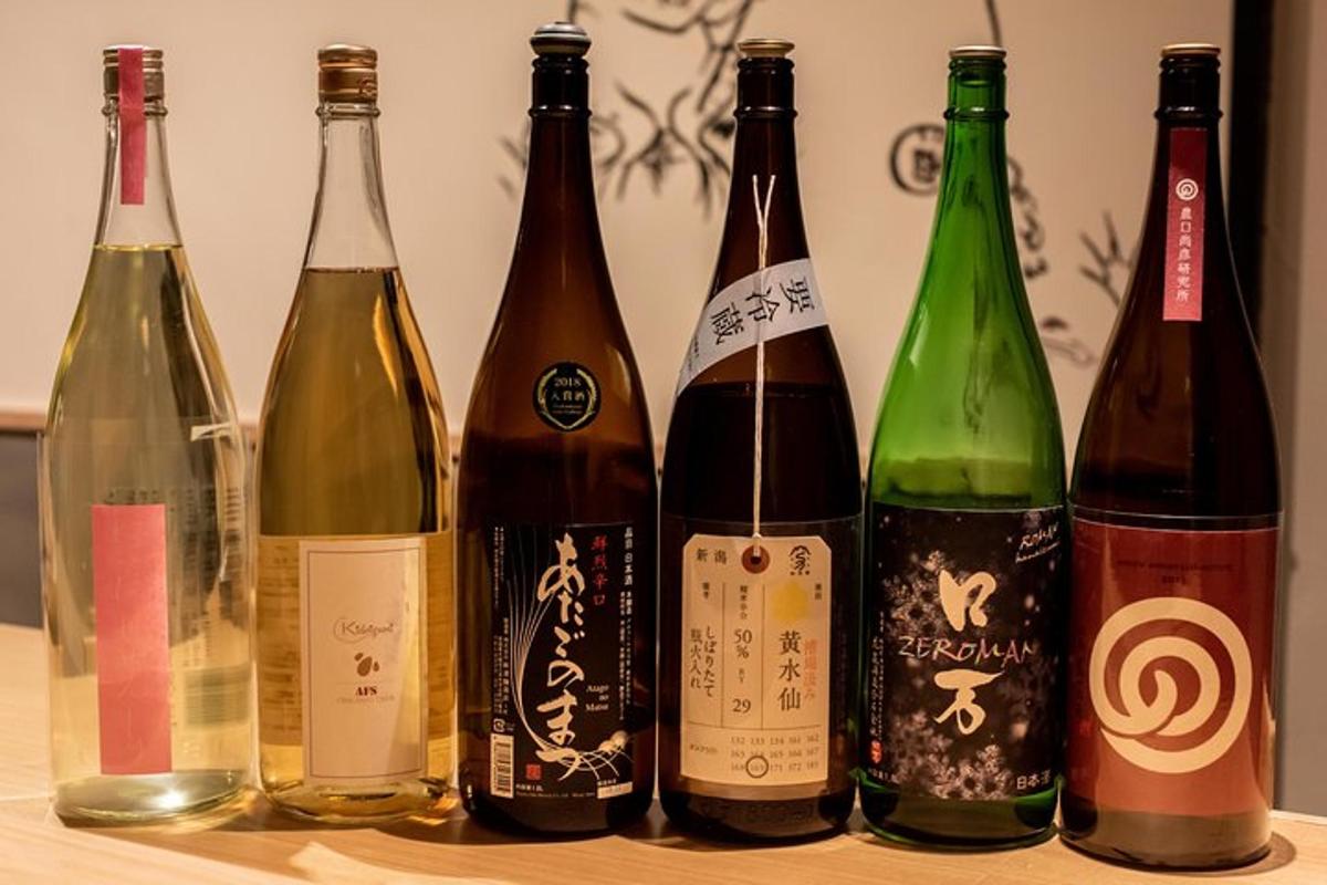 桌子上放着一组酒瓶