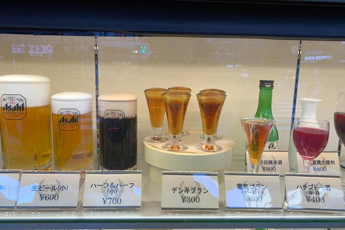 Una exhibición de diferentes tipos de copas y botellas de vino.