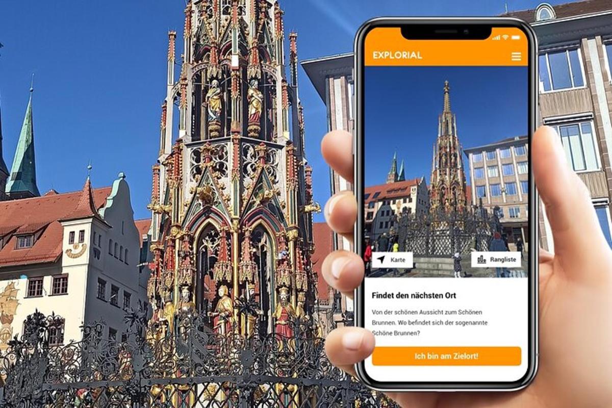 eine Person, die vor einer Kirche ein Mobiltelefon hochhält