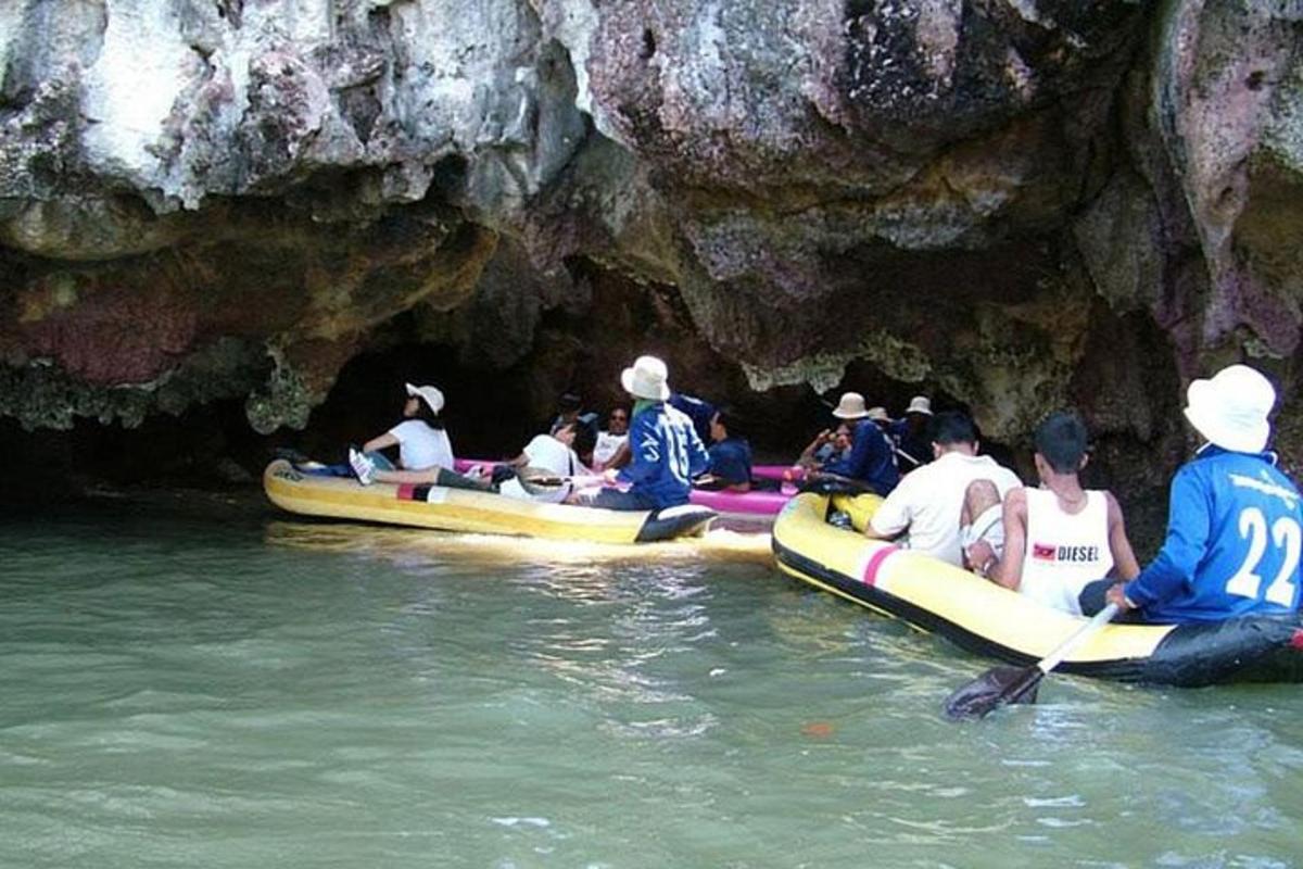 um grupo de pessoas em barcos em uma caverna