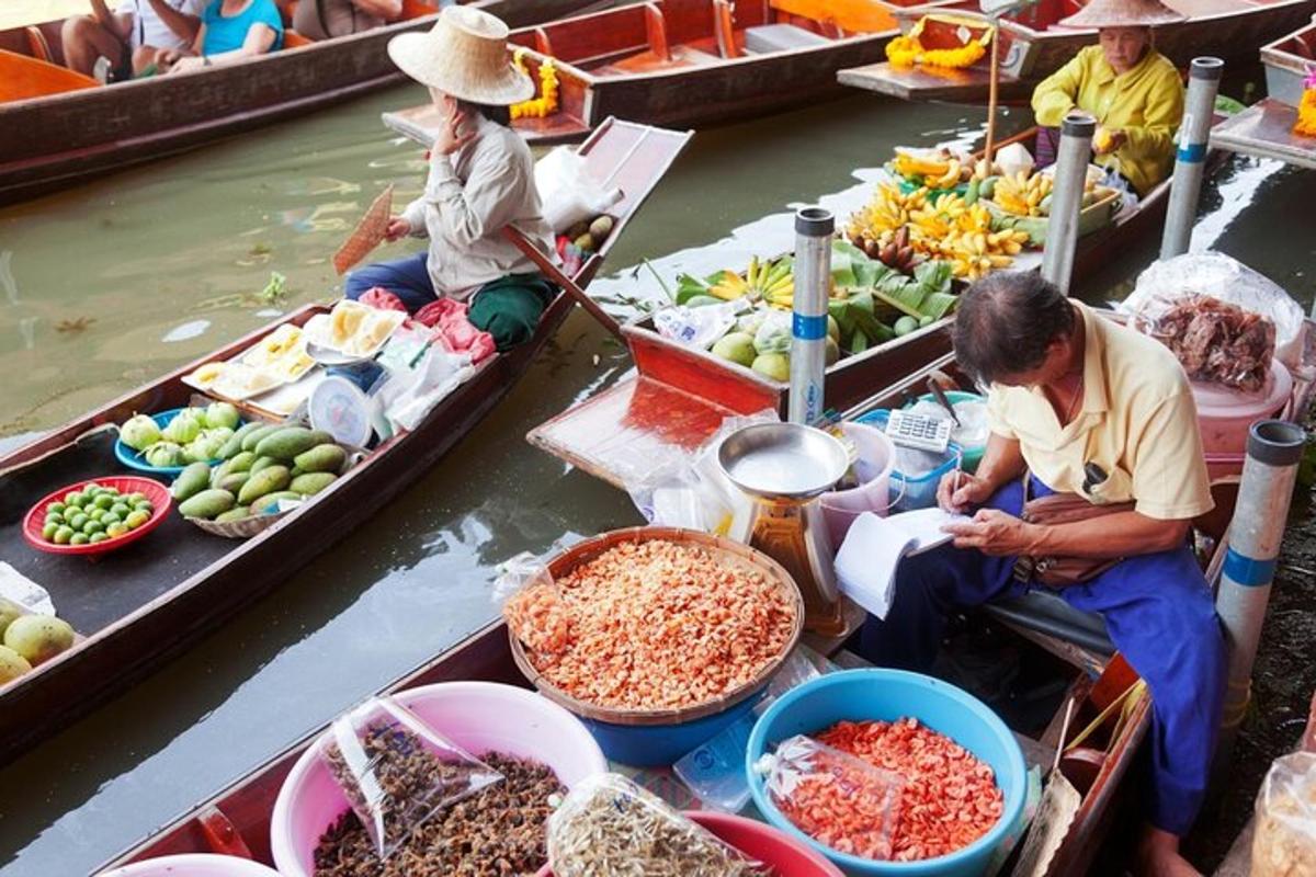 um grupo de pessoas em barcos na água com comida