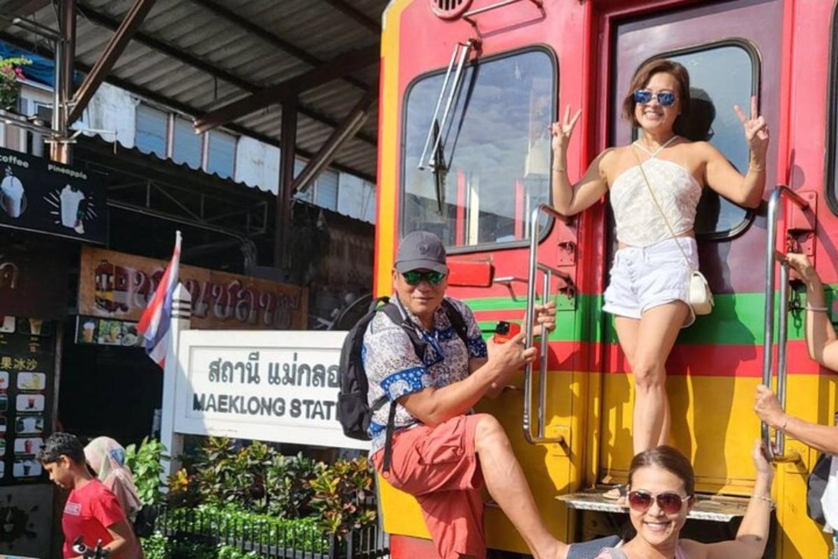 um homem e uma mulher parados na lateral de um caminhão de bombeiros