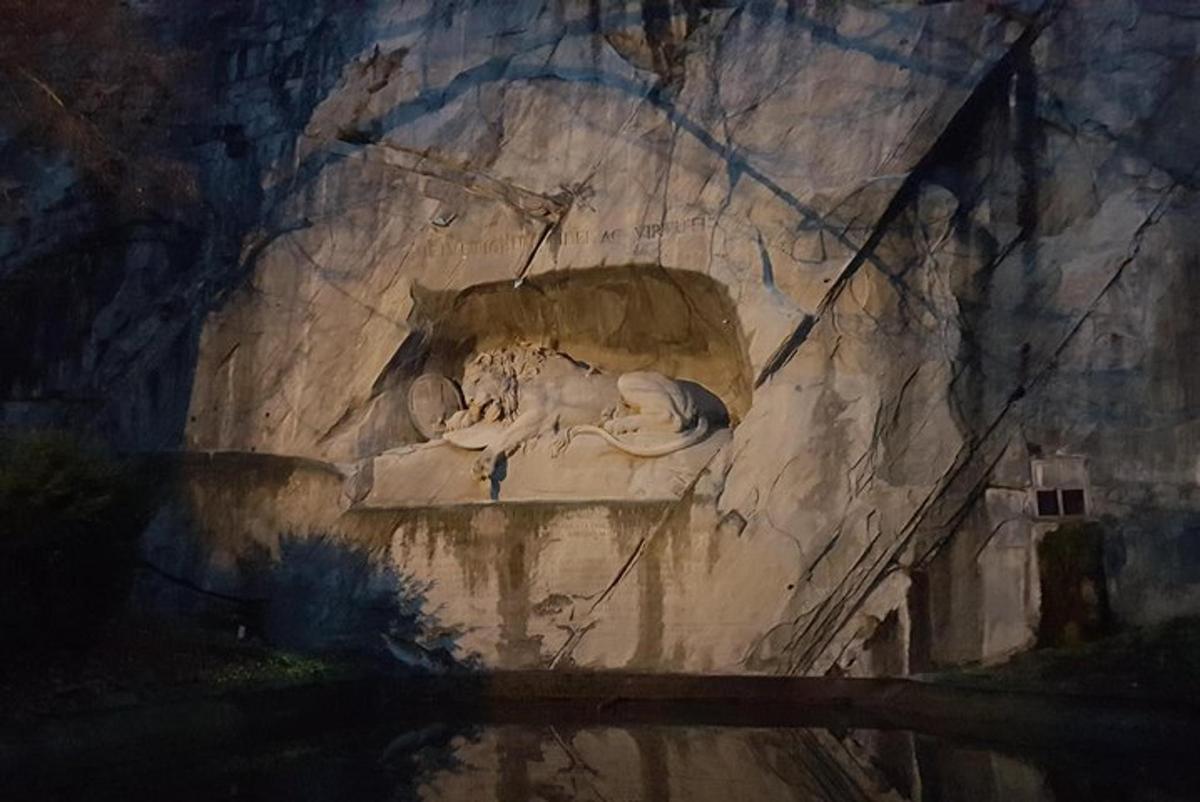 una pintura de una estatua en una pared de roca