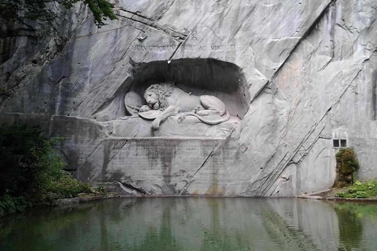 una estatua de un león sentado junto a un río