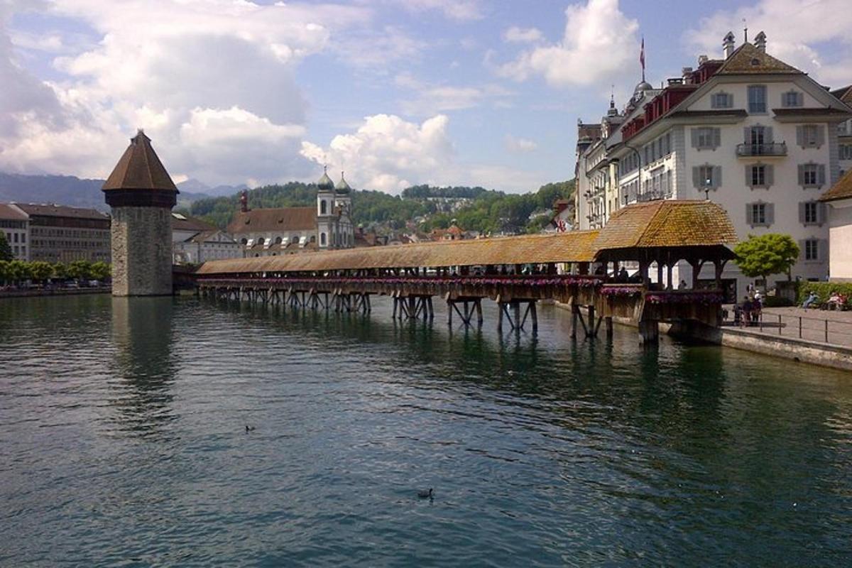 Un puente sobre un río en una ciudad con edificios.