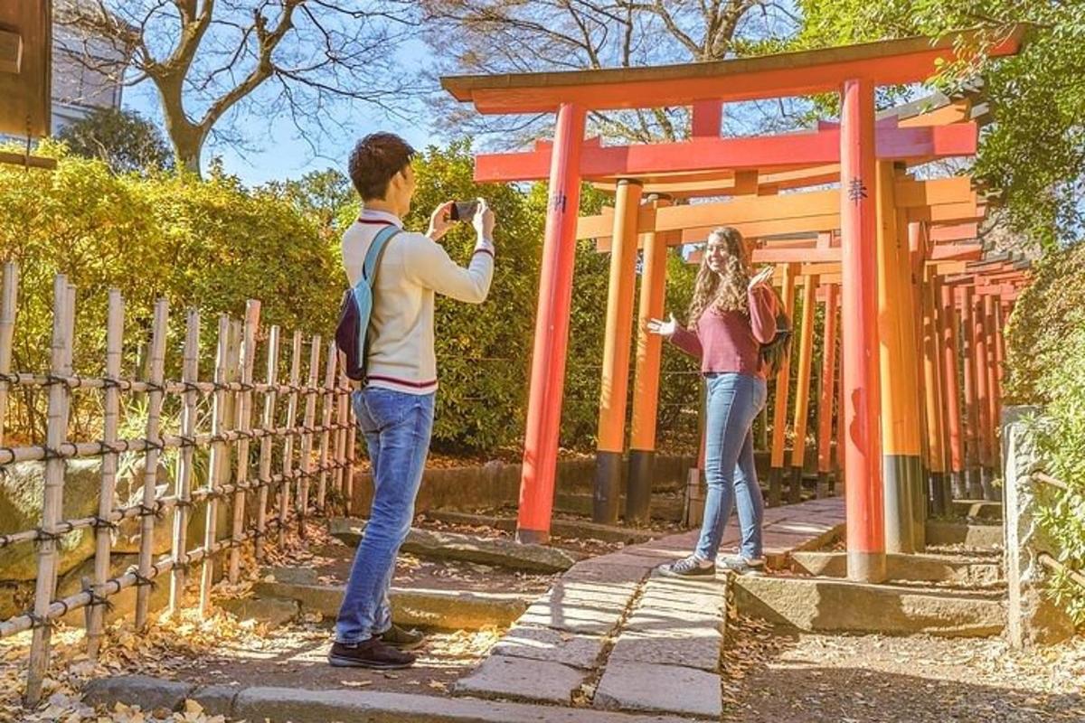 một người đàn ông đang chụp ảnh một người phụ nữ đang chụp ảnh