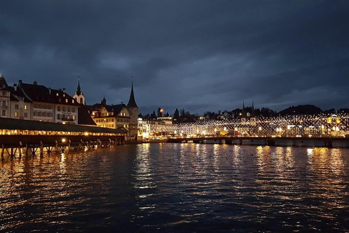 una ciudad de noche con luces en el agua