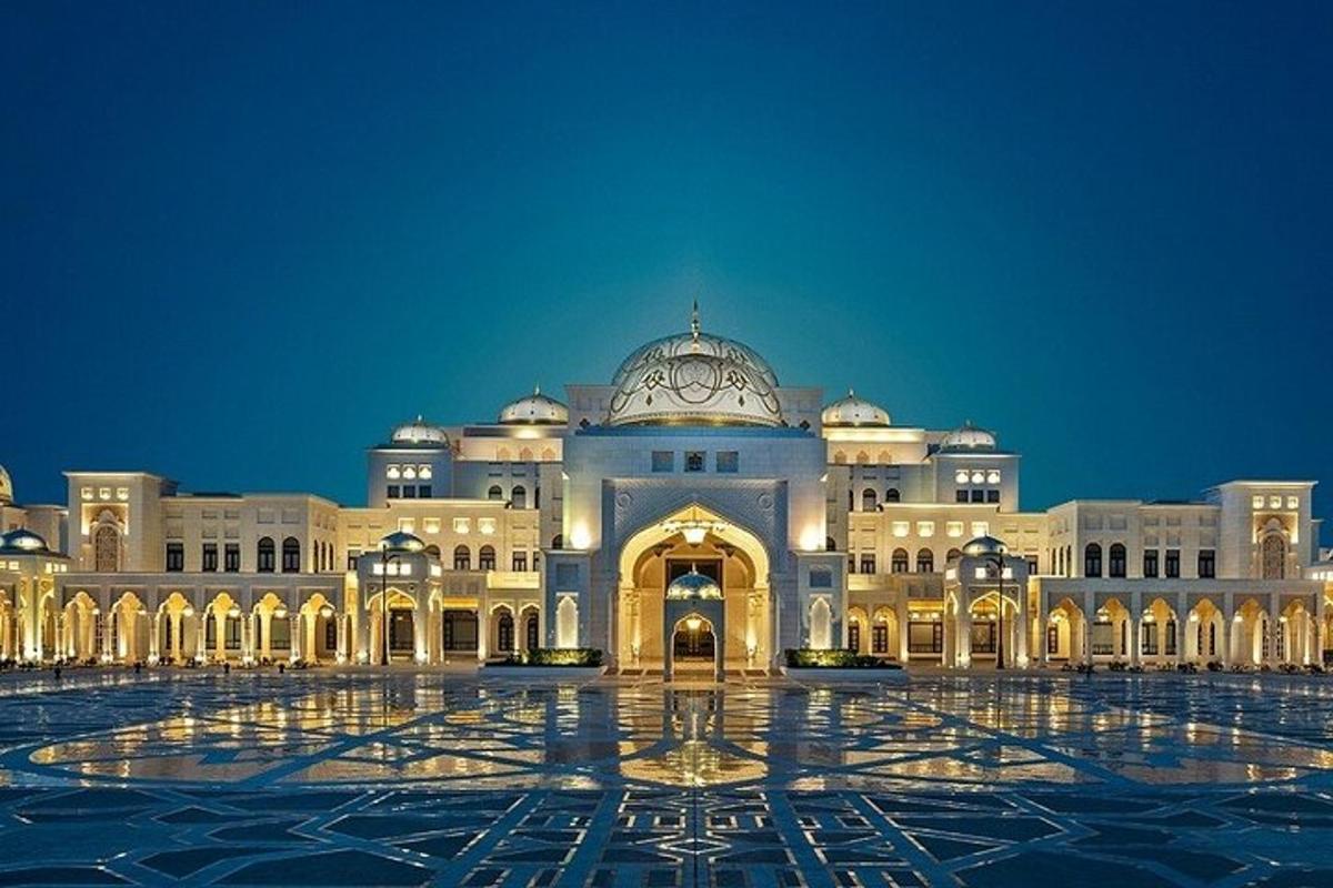 un grand bâtiment avec une cour devant lui