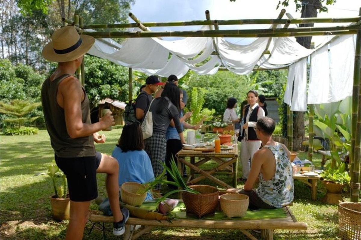 un grup de persones reunides sota una tenda en un jardí