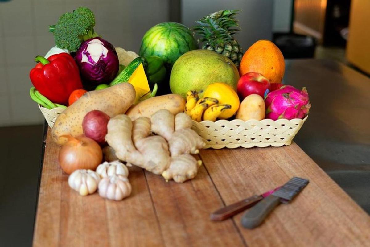 một giỏ trái cây và rau quả trên bàn