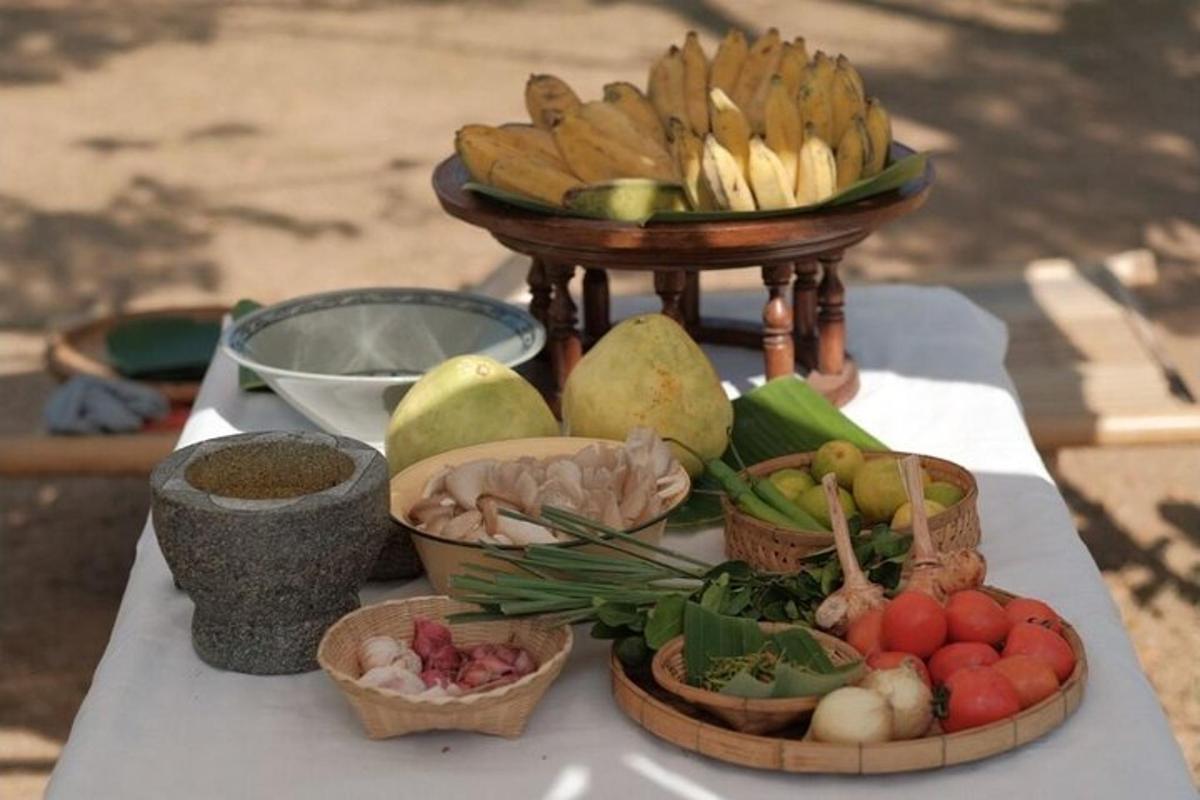 una taula amb bols de fruites i verdures