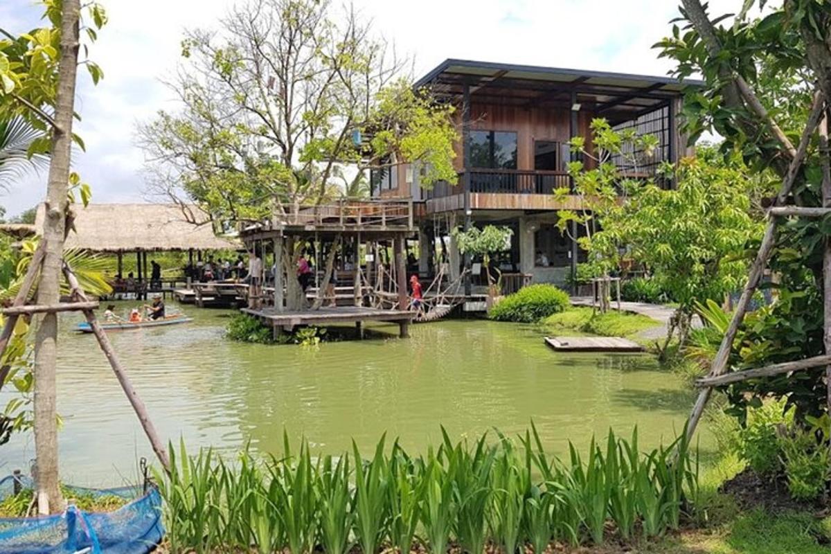 một ngôi nhà có một cái ao ở phía trước