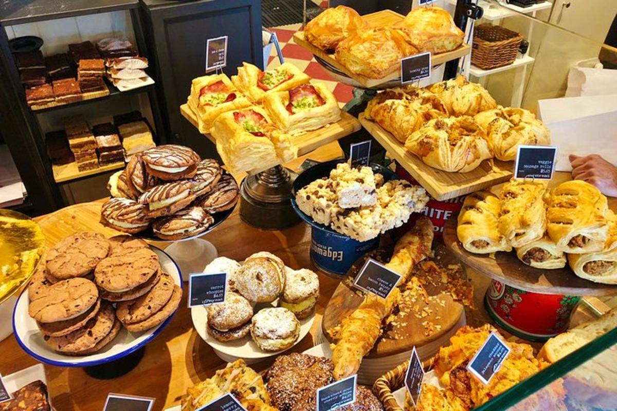 un tavolo pieno di diversi tipi di pasticcini e torte