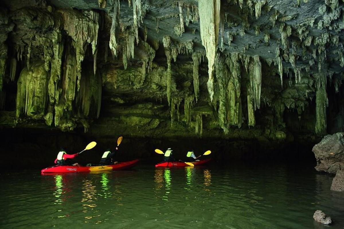 sekumpulan orang menaiki kayak dalam sebuah gua