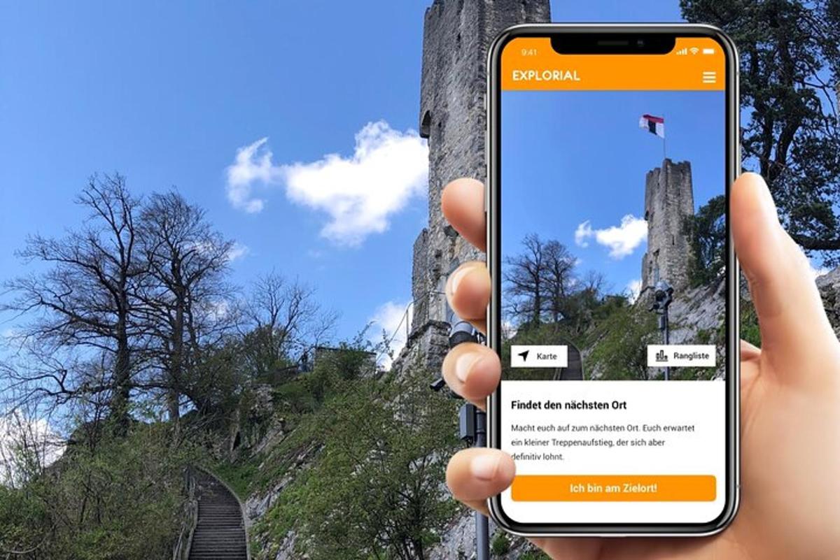 una persona che tiene in mano un telefono cellulare di fronte a una montagna