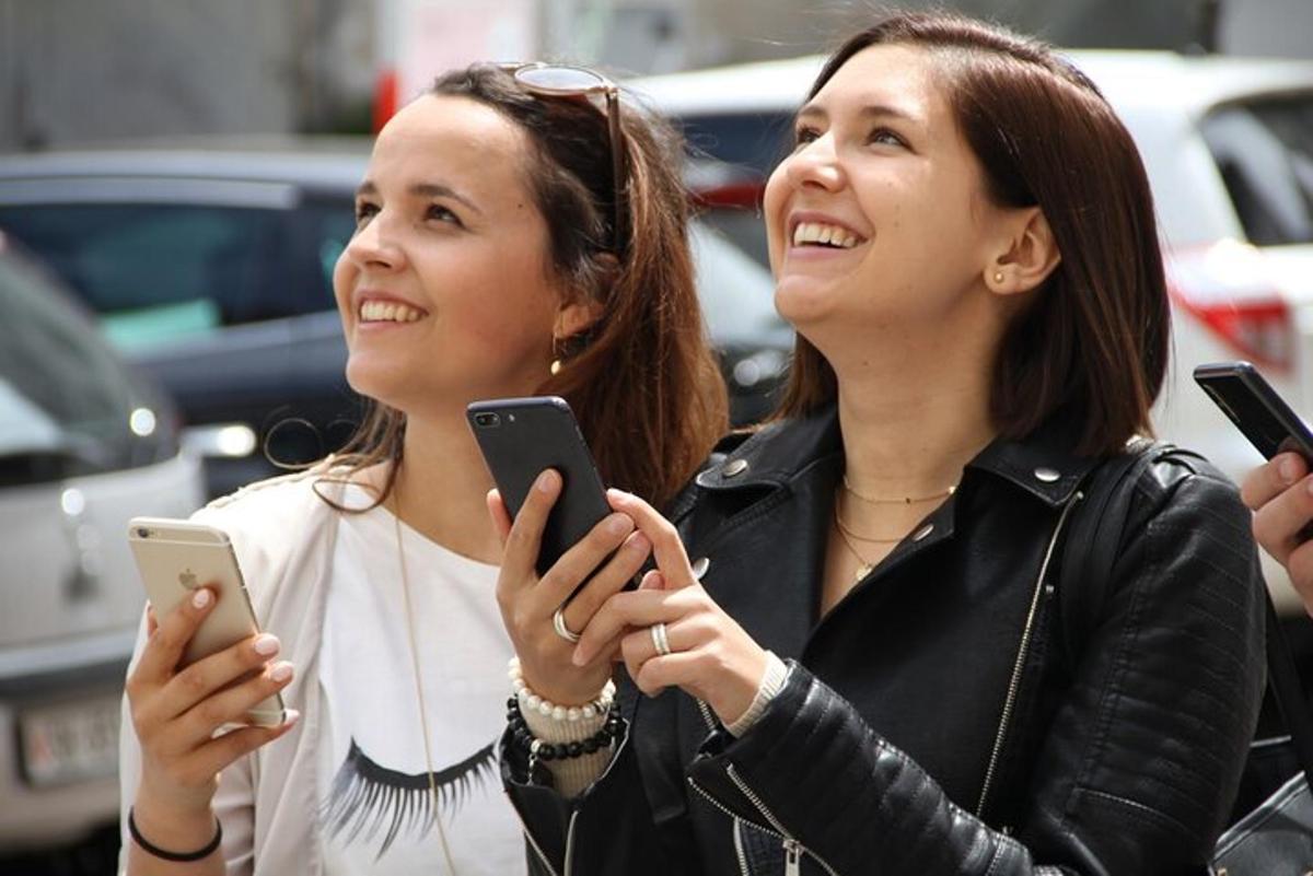 due donne guardano i loro cellulari