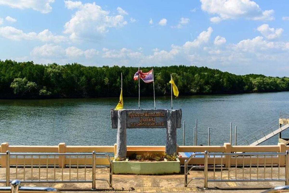 tanda di atas air dengan bendera di atasnya