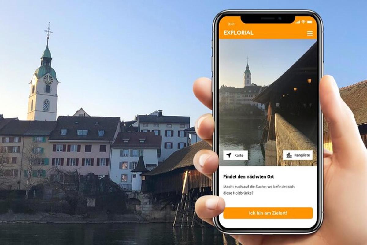 una persona che tiene in mano un telefono cellulare di fronte a una città