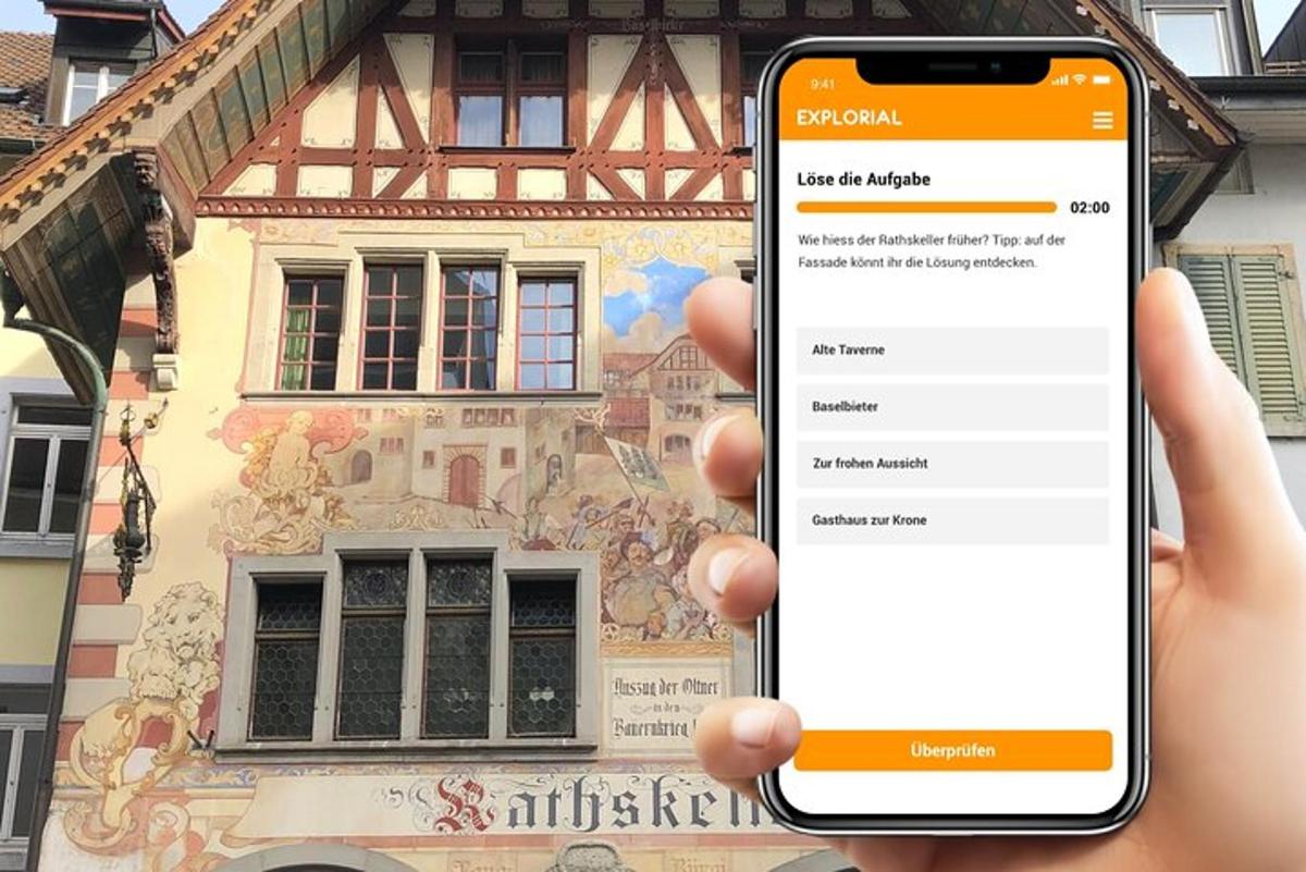osoba držící mobilní telefon před budovou