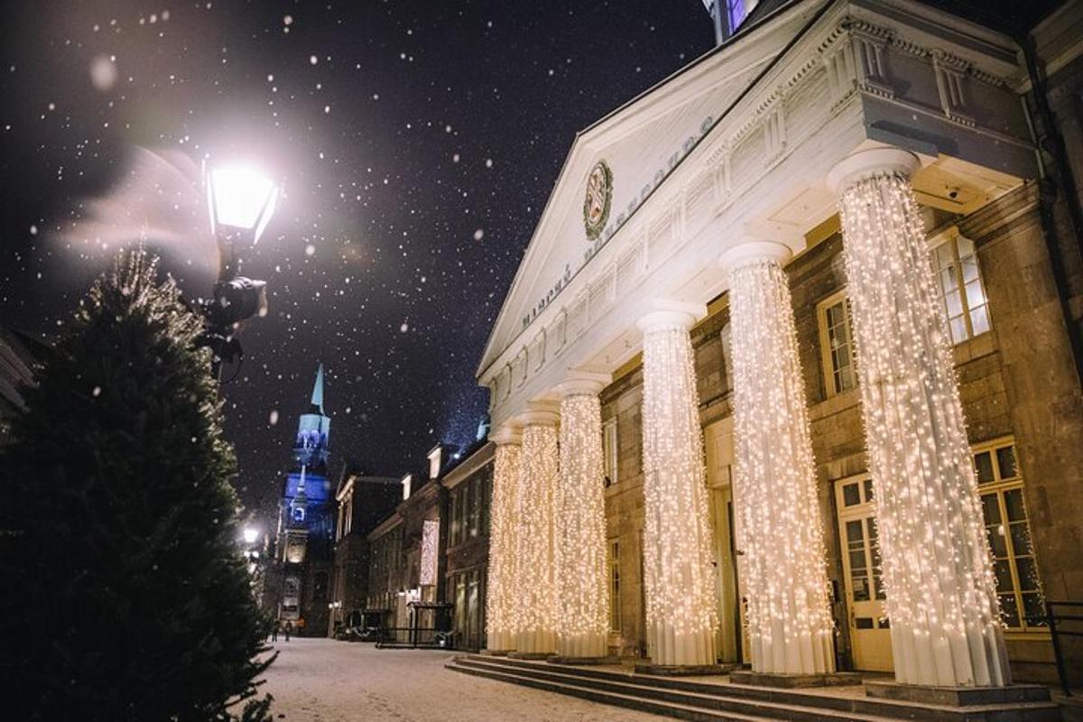 un edificio decorato con luci di Natale in una strada cittadina