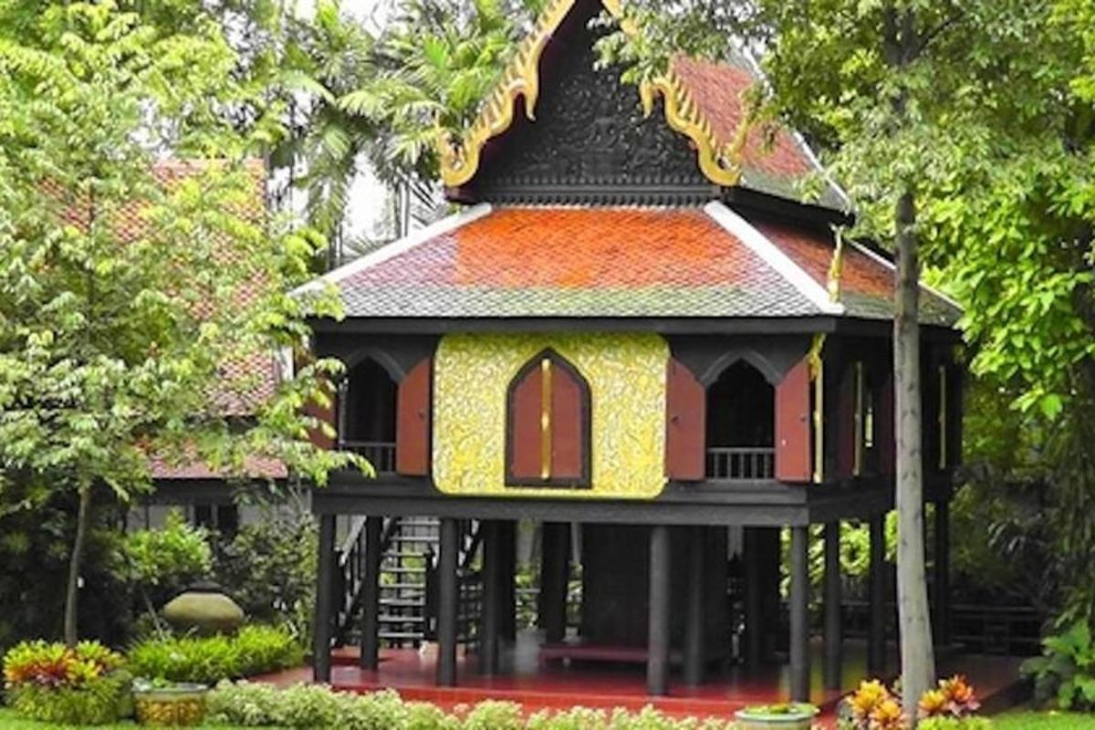 una pequeña casa en medio de un jardín