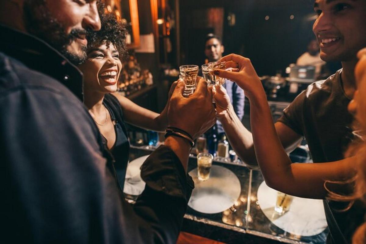 um grupo de pessoas bebendo em um bar