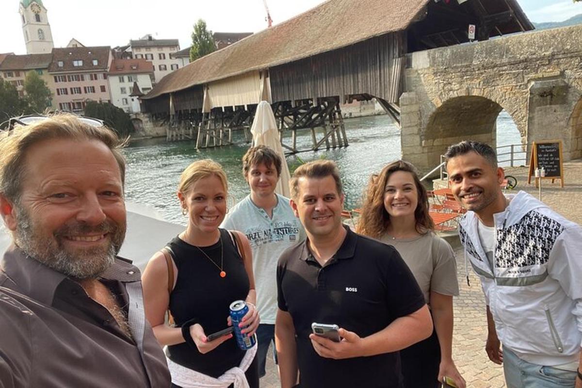 skupina lidí pózujících pro fotografii u vody