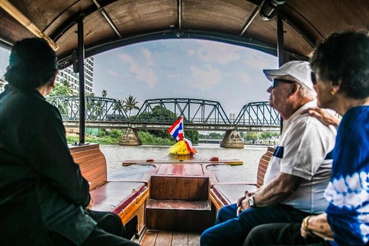 sekumpulan orang menaiki bot di sungai