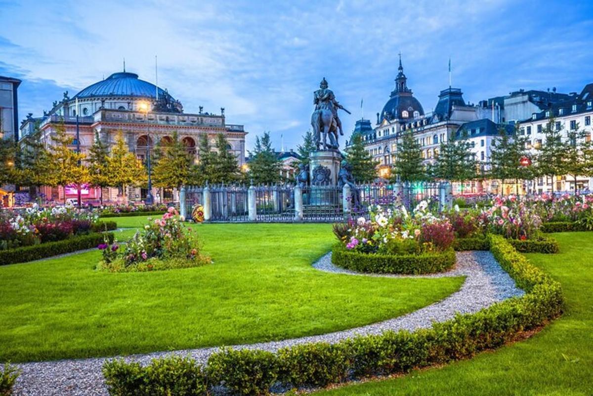 um parque com uma estátua em frente a um prédio
