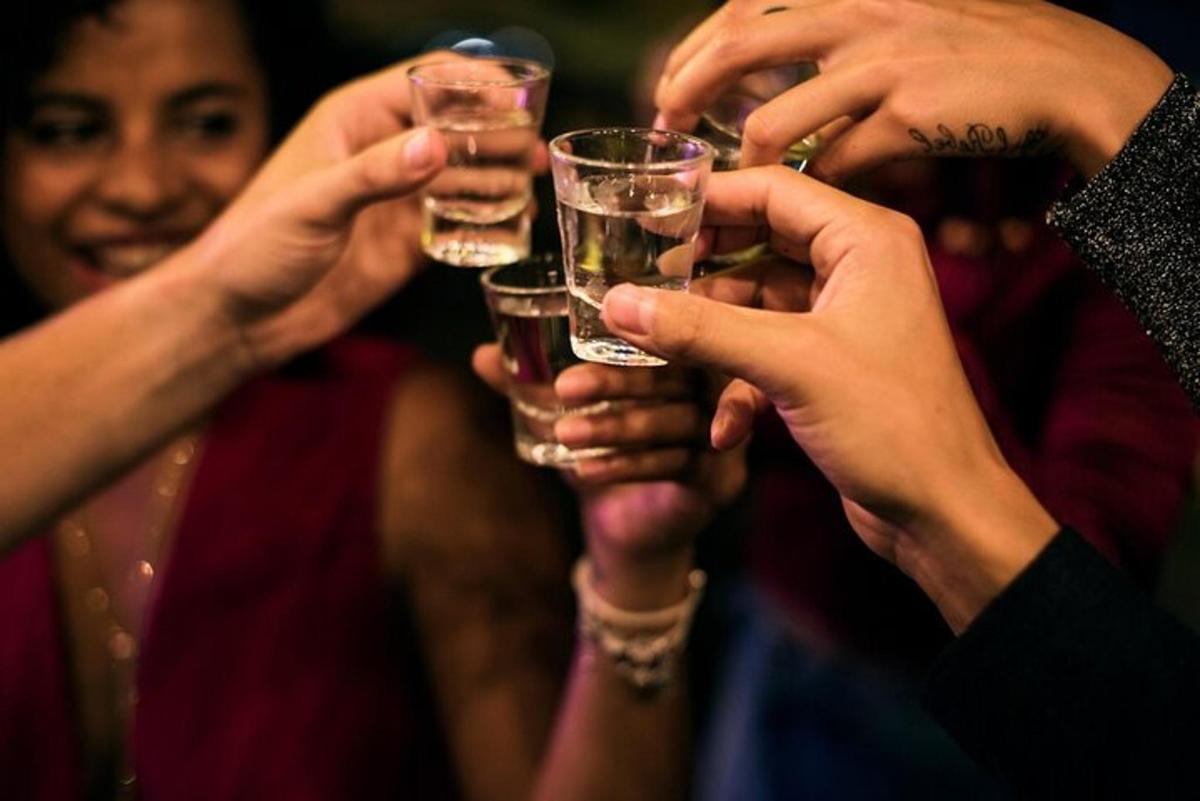 um grupo de pessoas segurando taças de champanhe