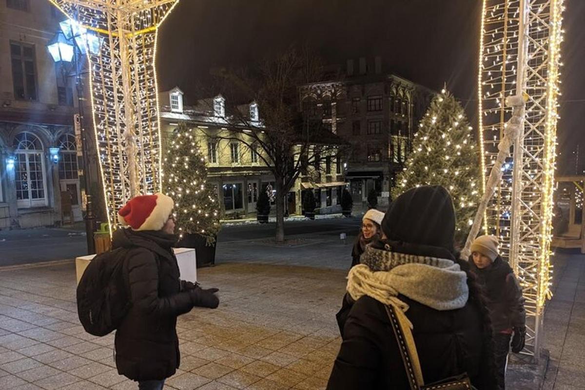 un gruppo di persone che camminano in una città con le luci di Natale