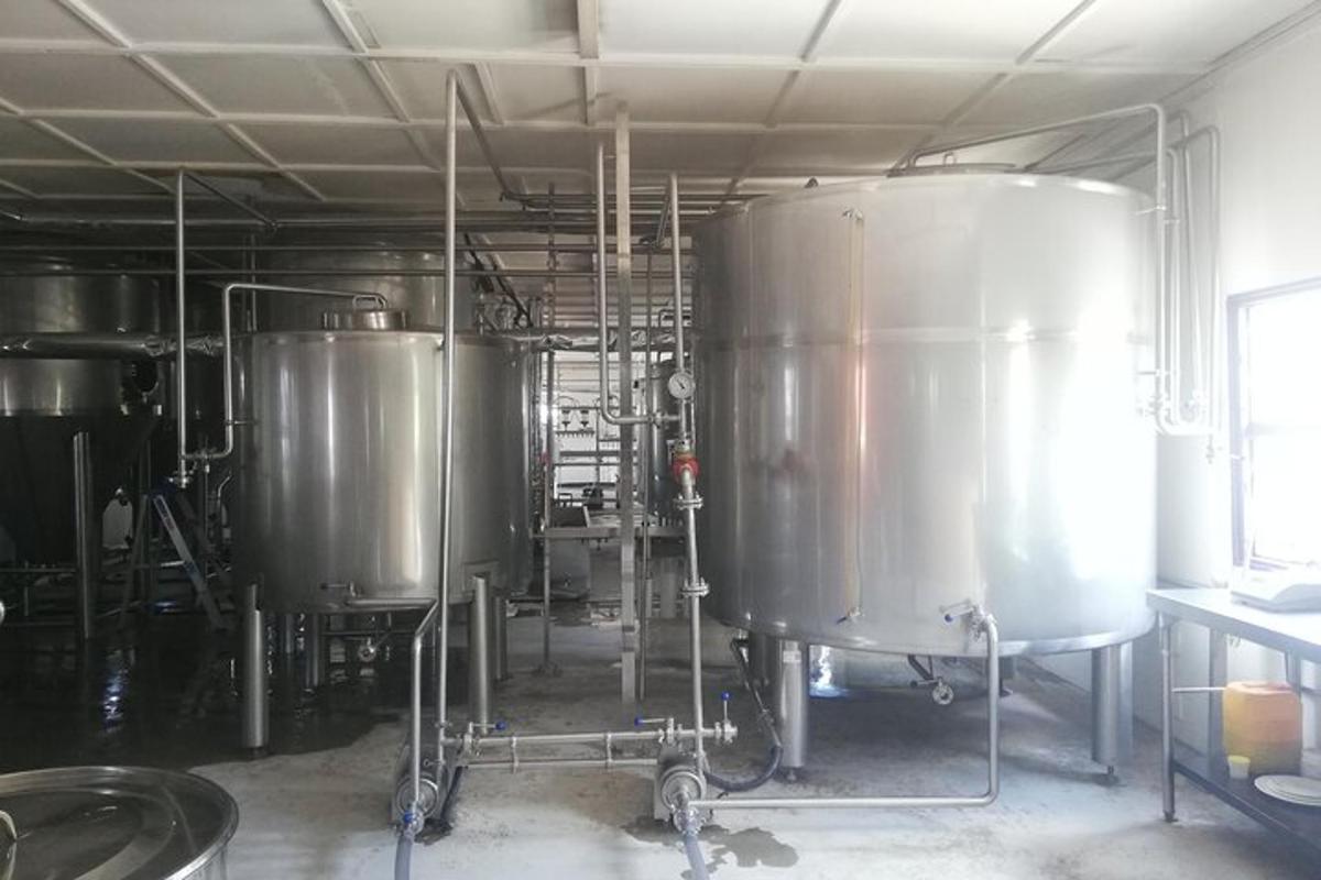một căn phòng có một loạt các bể chứa bạc