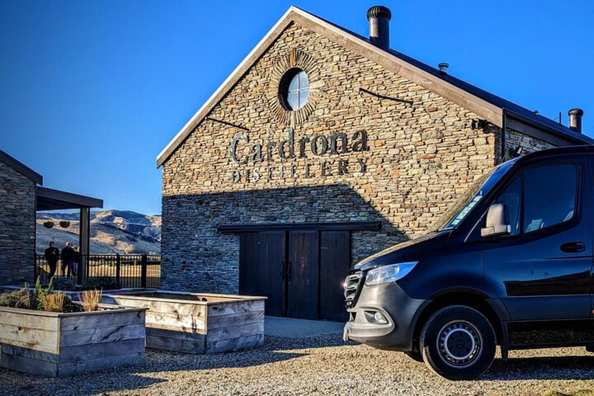 un furgone blu parcheggiato davanti a un edificio in mattoni