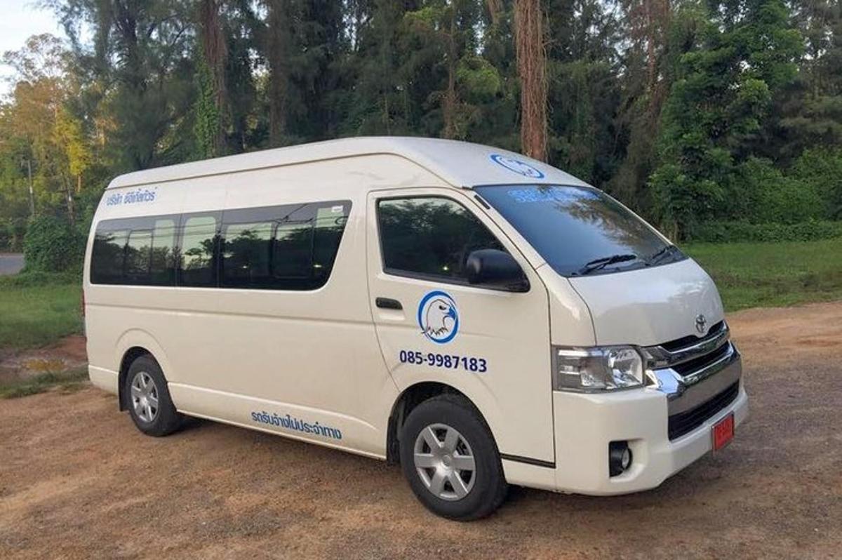 una petita furgoneta blanca aparcada en un camp