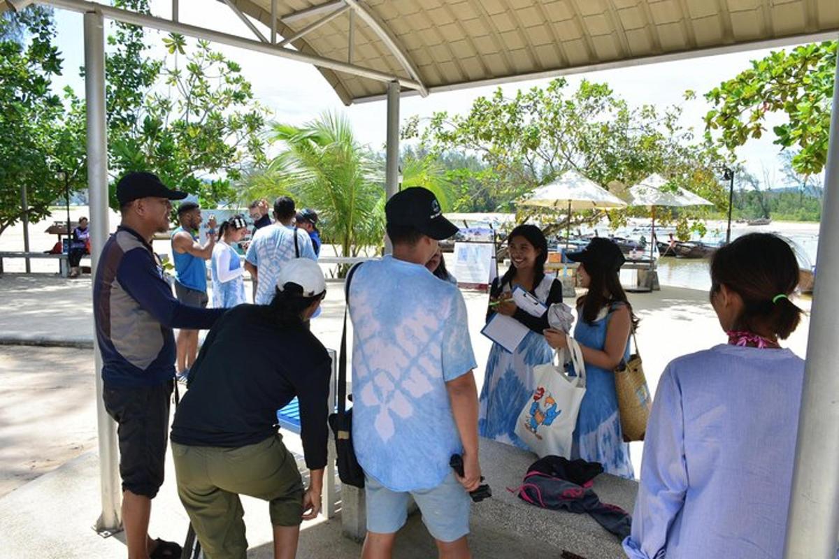 un grup de persones estan dretes sota una tenda de campanya