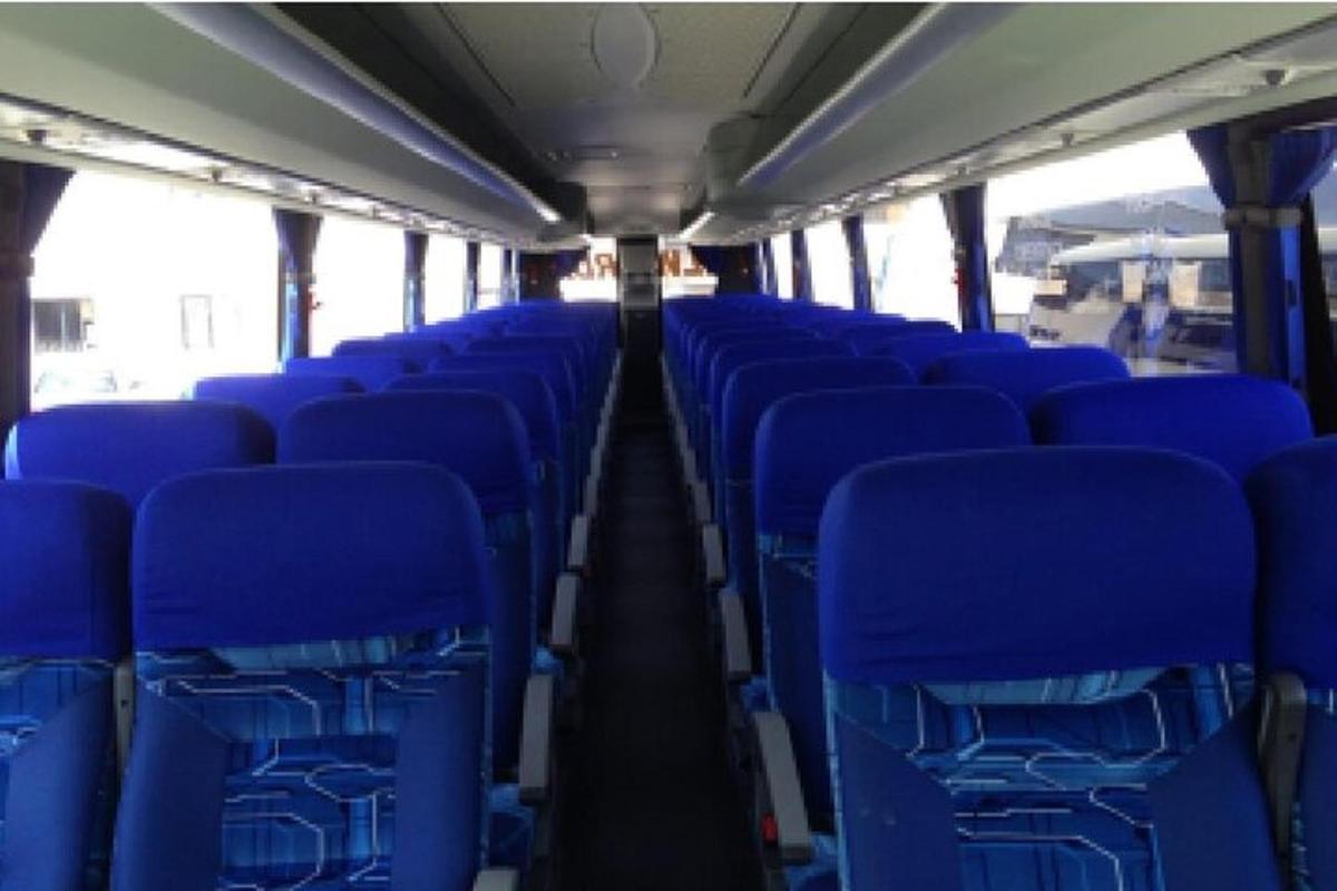 en gruppe blå seter på en buss