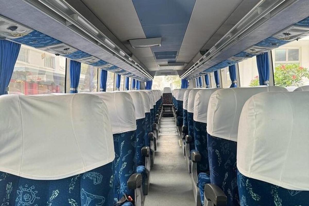 una fila di posti vuoti su un autobus