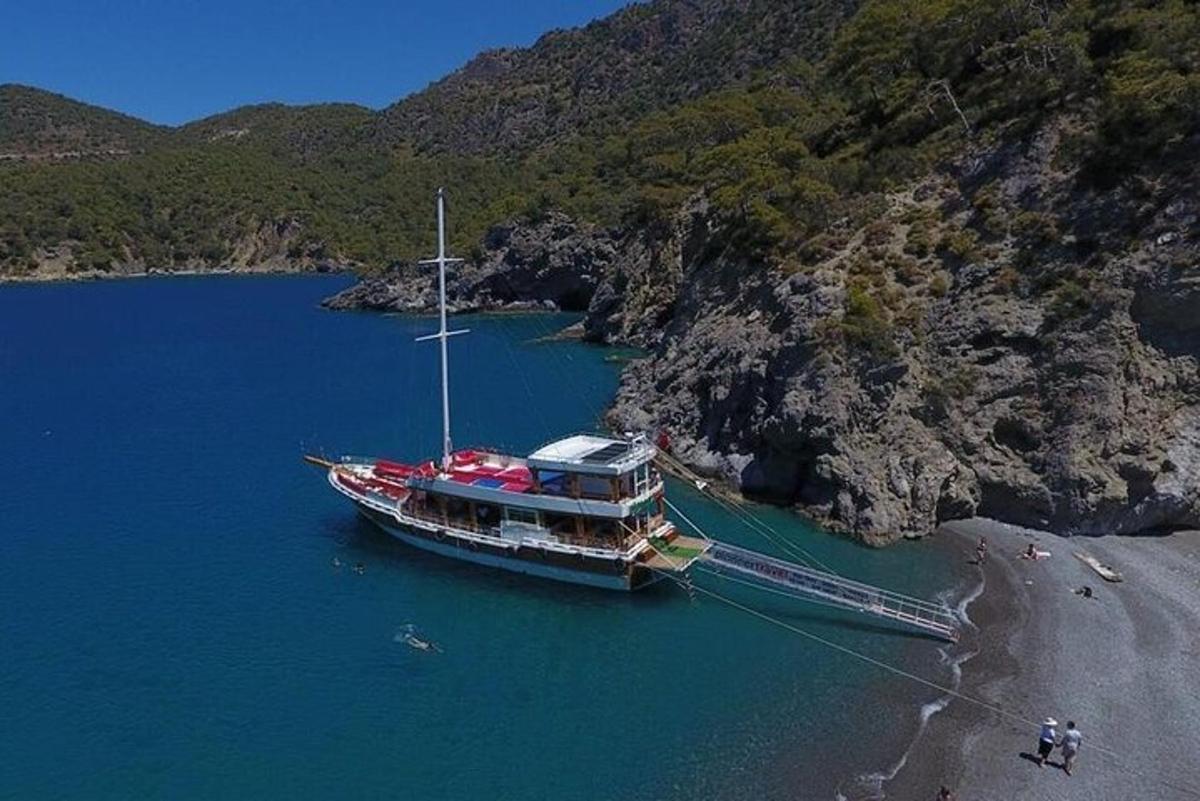 ein Boot liegt im Wasser neben einem Berg