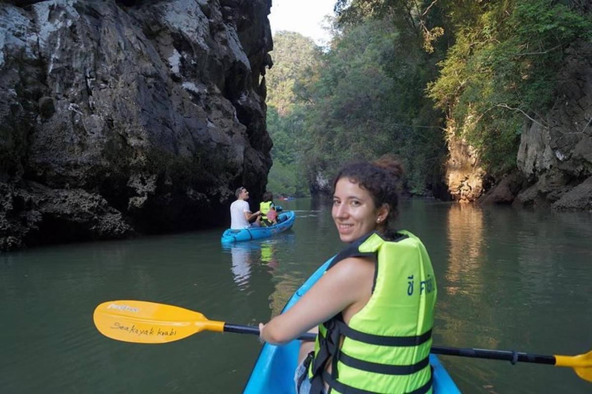 uma mulher em um caiaque em um rio