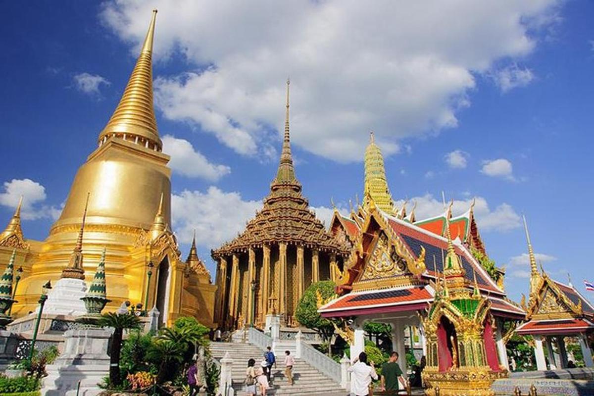 một nhóm đền chùa với mọi người đi bộ xung quanh